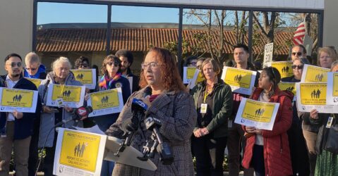 Una mujer habla en un podio en San José, California.