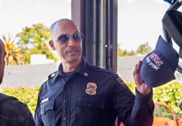 Một lính cứu hỏa đeo kính râm và cầm mũ ở Palo Alto, California.