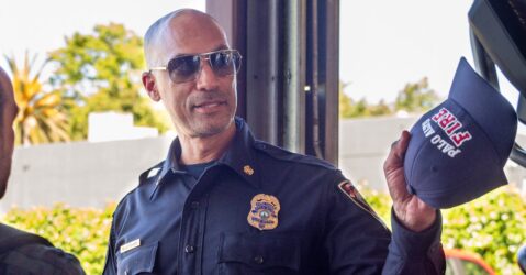 Một lính cứu hỏa đeo kính râm và cầm mũ ở Palo Alto, California.