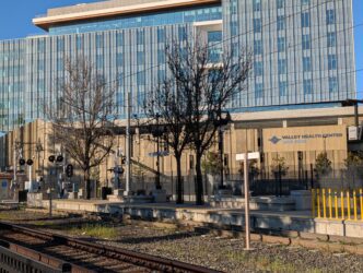 Edificio médico cerca del tránsito