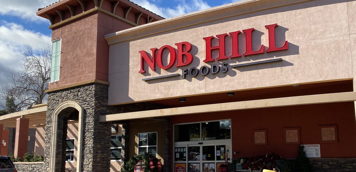 Mặt tiền của một cửa hàng tạp hóa ở Mountain View, California.