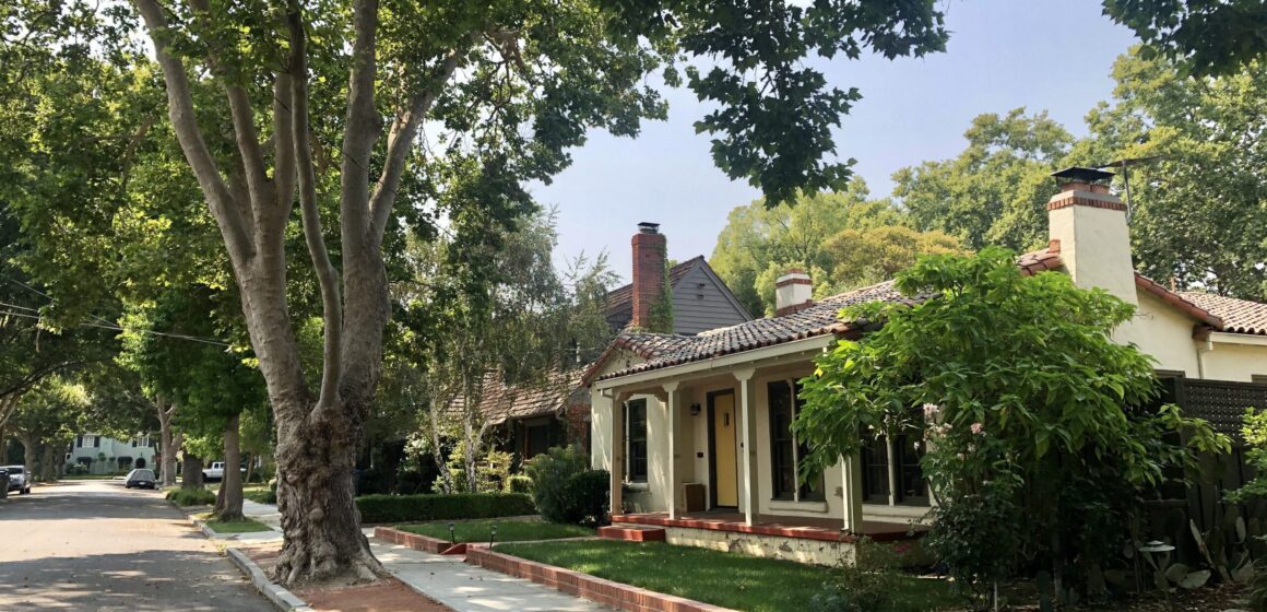 Một ngôi nhà riêng lẻ nằm trên con phố rợp bóng cây ở San Jose, California.