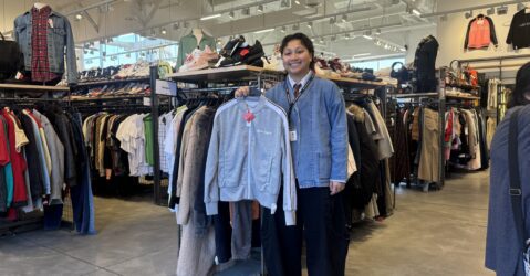 Una persona parada dentro de una tienda de ropa en San José, California.