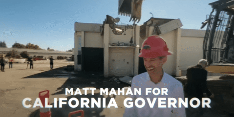 Un hombre con casco aparece en un anuncio del Super Bowl