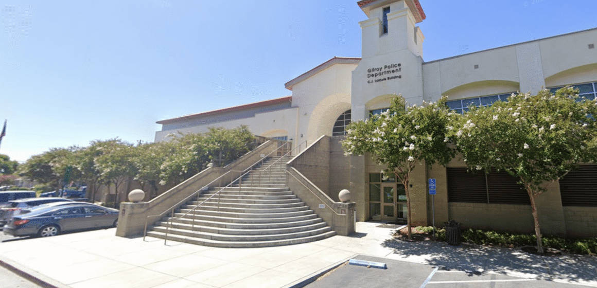 Hình ảnh bên ngoài sở cảnh sát ở Gilroy, California.