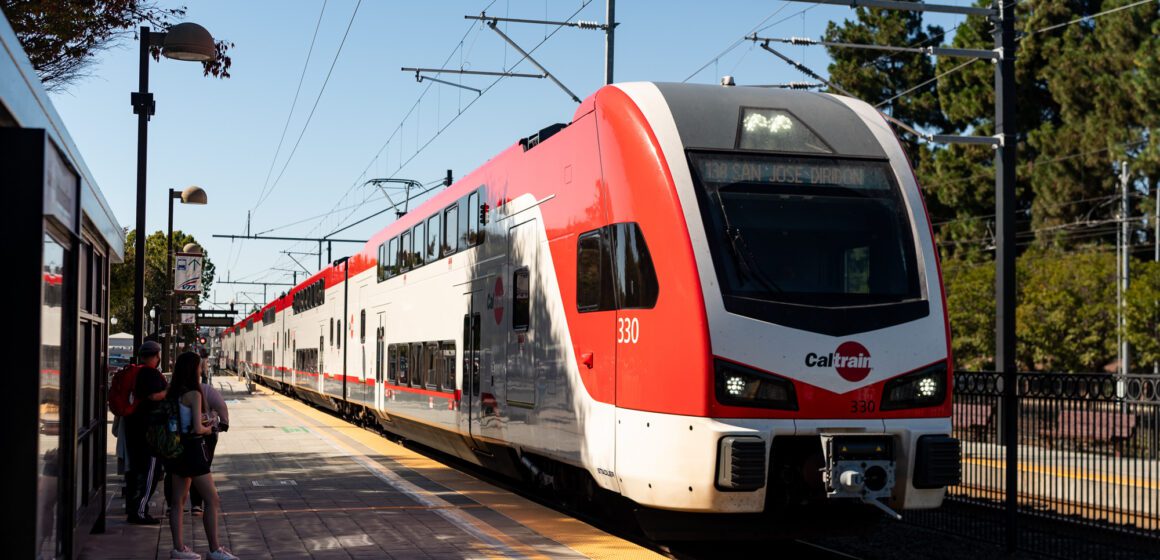 Un tren en una parada de tránsito en Mountain View, California