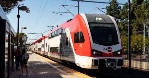 Un tren en una parada de tránsito en Mountain View, California