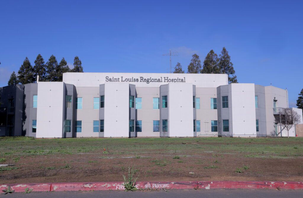 Hình ảnh bên ngoài một bệnh viện ở Gilroy, California.