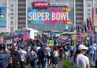 Một đám đông người dân bên ngoài sân vận động xem trận Super Bowl ở Santa Clara, California.