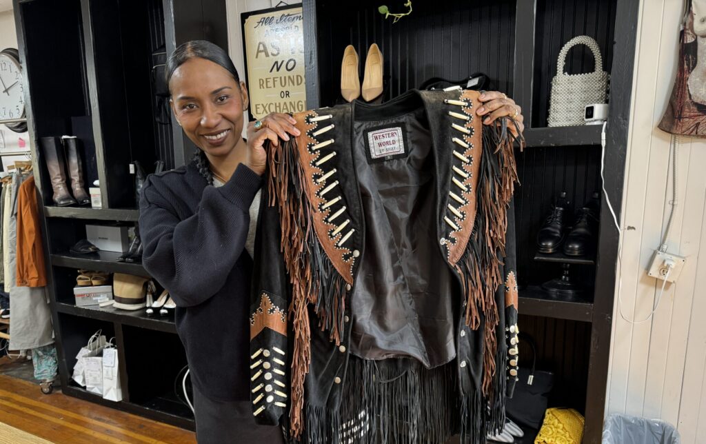 Một người phụ nữ cầm chiếc áo khoác trong một cửa hàng quần áo ở San Jose, California.