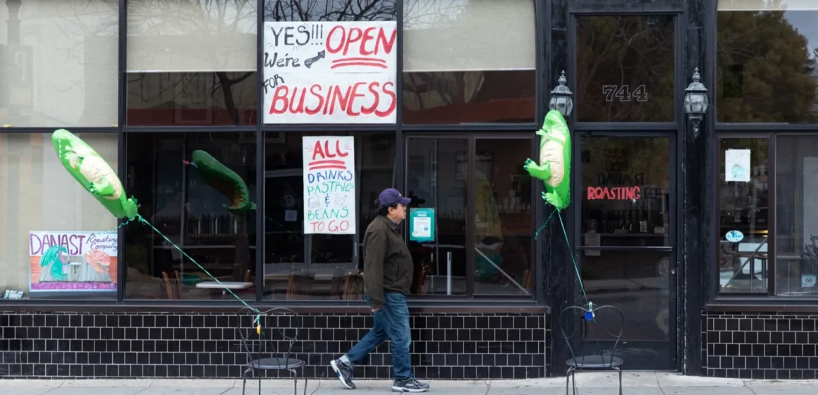 Hombre caminando junto a tiendas vacías en Mountain View, California