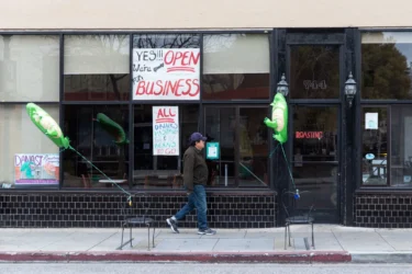 Hombre caminando junto a tiendas vacías en Mountain View, California