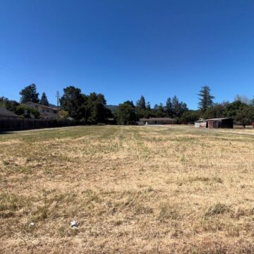 Un terreno baldío destinado a la construcción de viviendas en Cupertino, California.