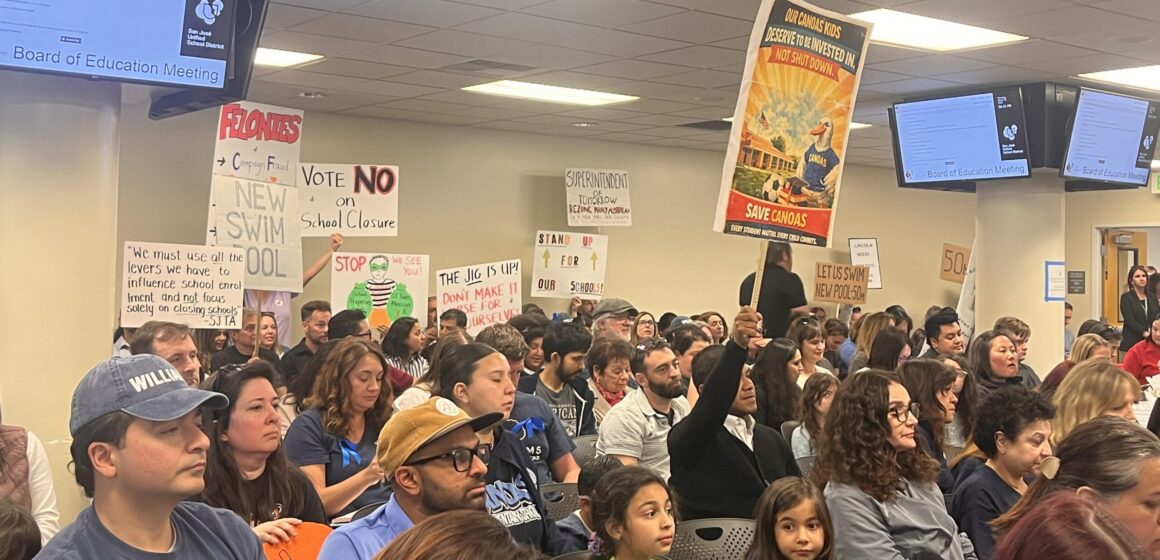 Una multitud de personas en una reunión de la junta escolar en San José, California.