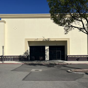 Fachada exterior del futuro edificio de Barnes & Noble en Cupertino, California.
