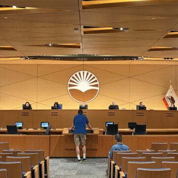 Người dân tham dự cuộc họp hội đồng thành phố ở Sunnyvale, California.