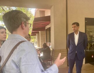 10 KIRK RO KHANNA SAN JOSE People talking to a Silicon Valley congressman outdoors