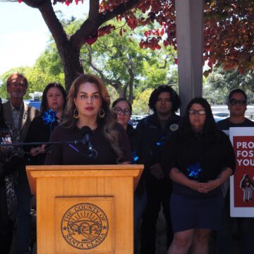 mujer de pie en el podio