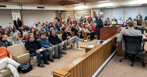 El público en una reunión del Ayuntamiento de Campbell, California.