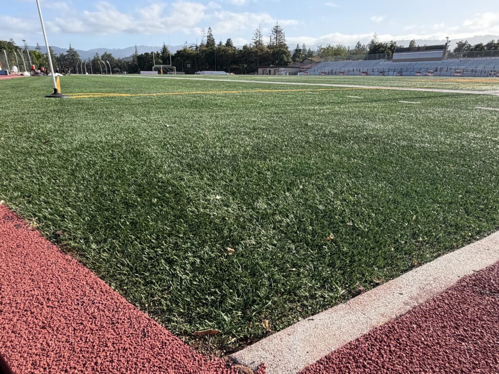 Un campo deportivo de césped sintético en un colegio comunitario en Cupertino, California.