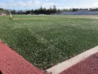 Un campo deportivo de césped sintético en un colegio comunitario en Cupertino, California.