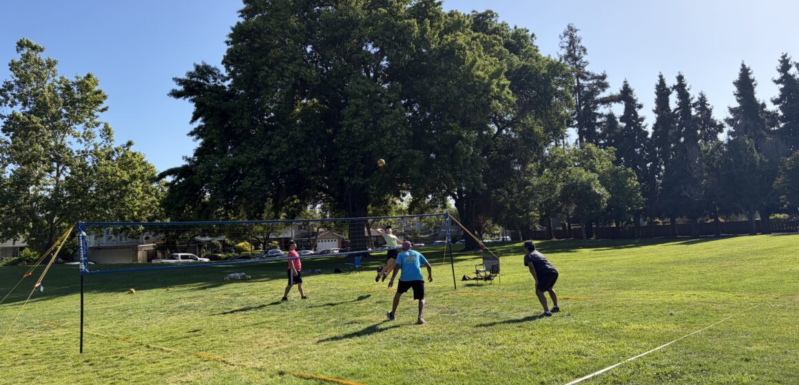 Mọi người đang chơi bóng chuyền ngoài trời tại một công viên ở Sunnyvale, California.