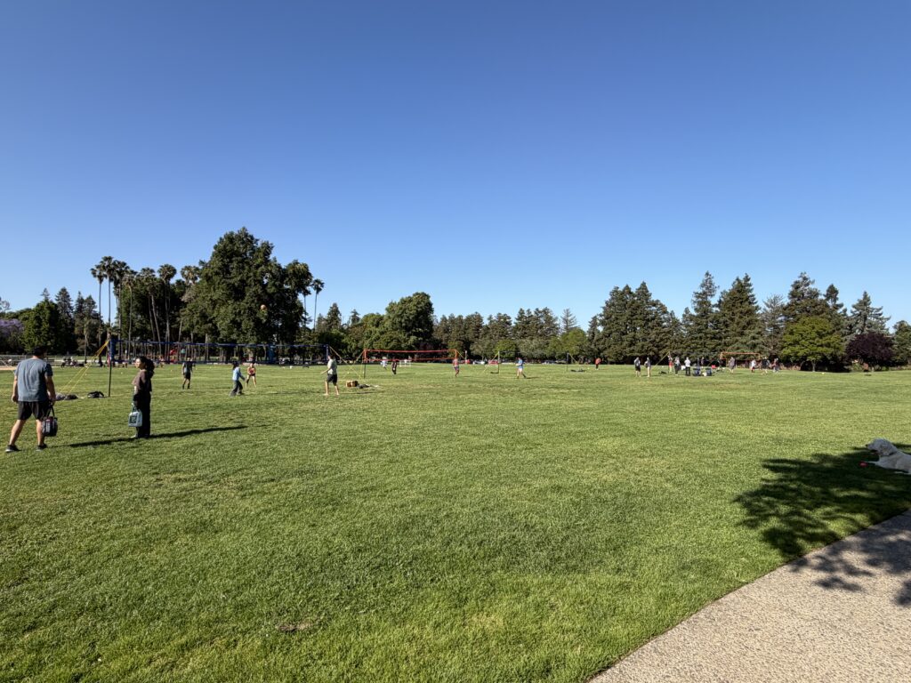 Mọi người chuẩn bị chơi thể thao tại một công viên ở Sunnyvale, California.