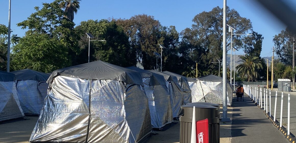 Những chiếc lều tại một khu trại được cấp phép dành cho người vô gia cư ở San Jose, California.