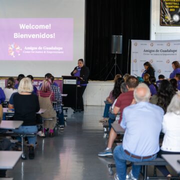 Personas sentadas en mesas durante un taller en San José, California.