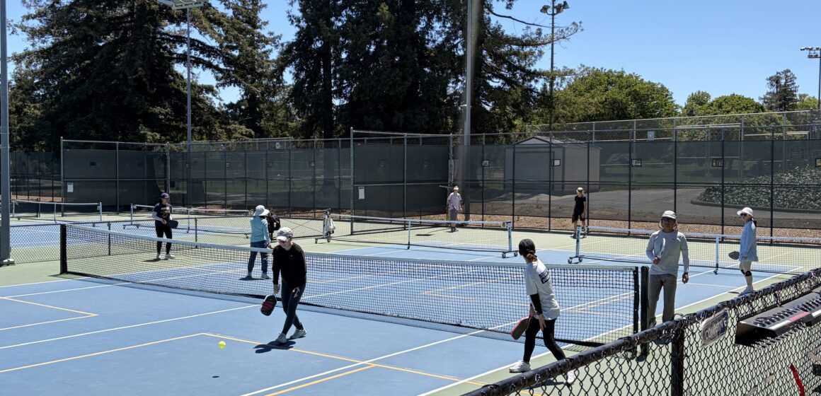 Mọi người đang chơi pickleball trên một sân ở Cupertino, California.