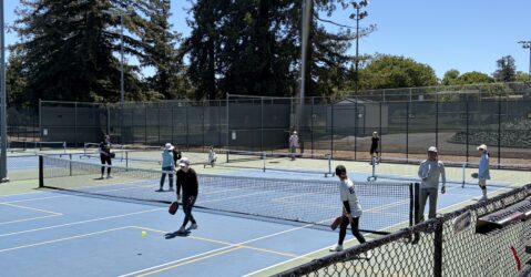 Gente jugando pickleball en una cancha en Cupertino, California.