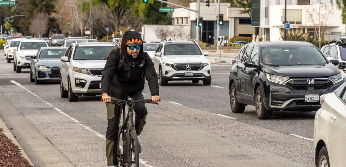 Un hombre monta en bicicleta entre coches en Mountain View, California.