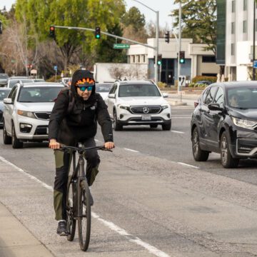 Un hombre monta en bicicleta entre coches en Mountain View, California.