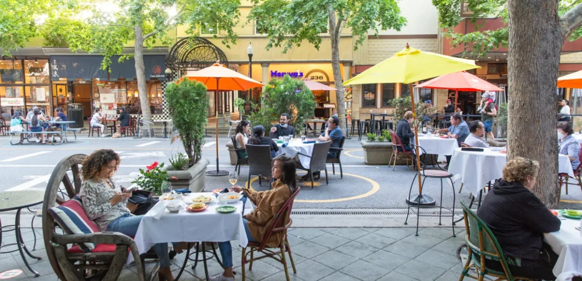 People eating at tables outside in Mountain View, California