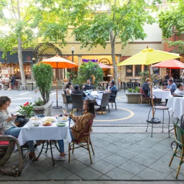 Khu vực ăn uống ngoài trời trên đường Castro Street, tầm nhìn ra khu Embarcadero. Người dân đang ăn uống tại các bàn ngoài trời ở Mountain View, California.