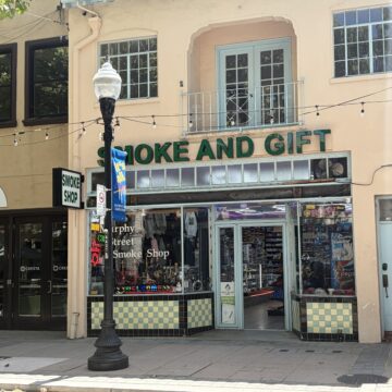 Cửa hàng thuốc lá Downtown Sunnyvale Mặt tiền của một cửa hàng bán thuốc lá ở Sunnyvale, California.