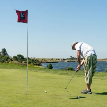 Sân golf Mountain View Shoreline Embarcadero Người đàn ông chơi gôn