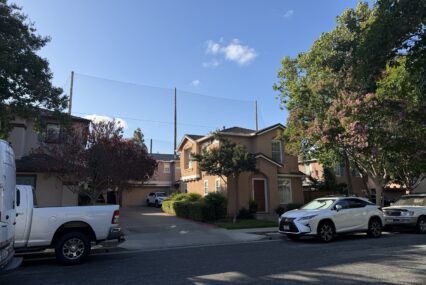 Una casa se alza frente a una gran red en San José, California.
