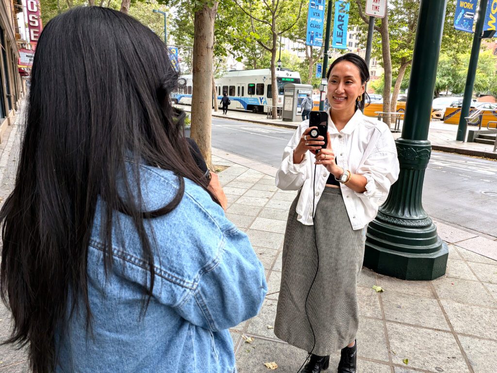 Mujer grabando una entrevista en la calle