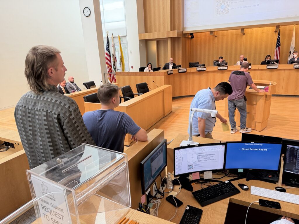 Ý kiến ​​đóng góp của công chúng tại Tòa thị chính thành phố San Jose.