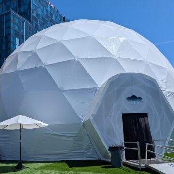 Las cúpulas Una cúpula geodésica blanca en San José, California.