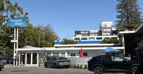 Autos en el estacionamiento de un motel en Palo Alto, California.