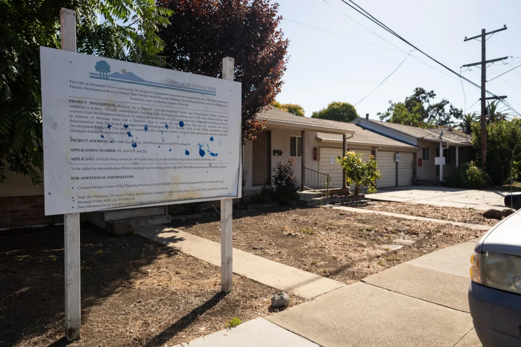 Un cartel de un proyecto urbanístico frente a una casa en Mountain View, California.