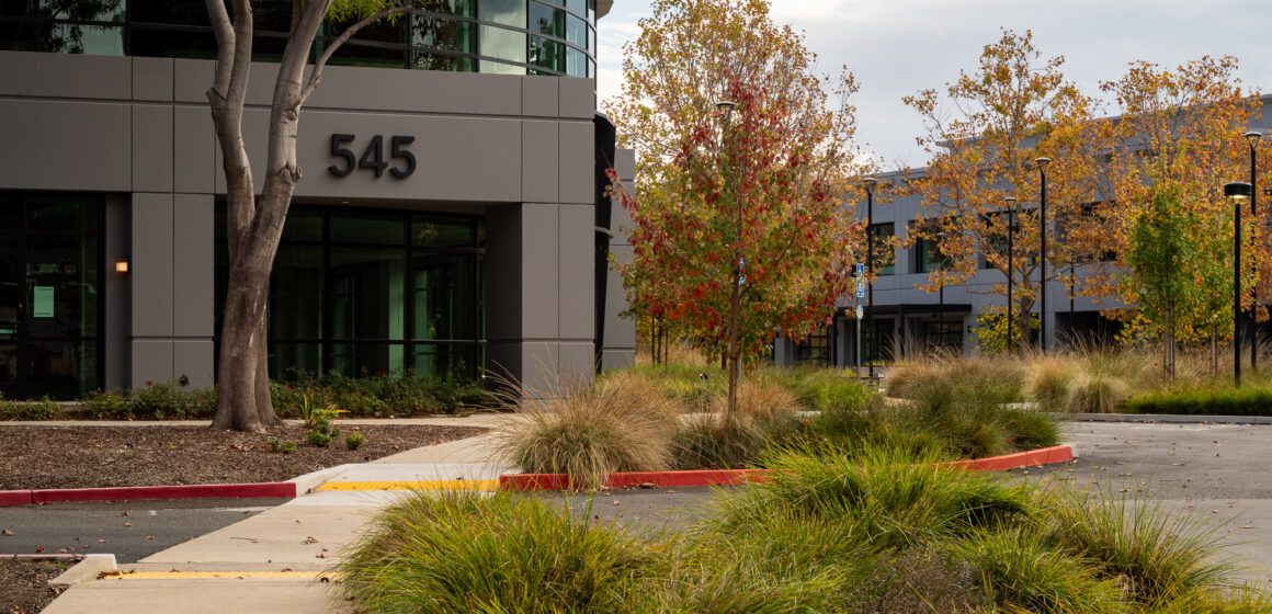 Edificios Mountain View Whisman Embarcadero Exterior de un edificio comercial vacío en Mountain View, California.