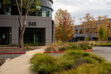 Hình ảnh bên ngoài một tòa nhà thương mại bỏ trống ở Mountain View, California.
