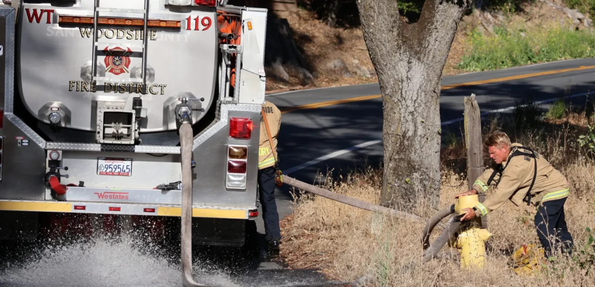 Bomberos conectando un camión de bomberos a una boca de incendios en Palo Alto, California.