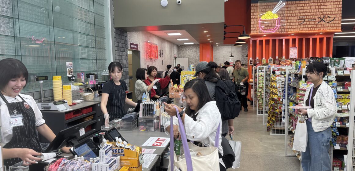 Gente comprando en una tienda de comestibles japonesa en el centro de San José, California.