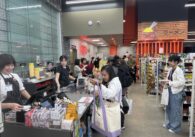 Người dân mua sắm tại một cửa hàng tạp hóa Nhật Bản ở trung tâm thành phố San Jose, California.