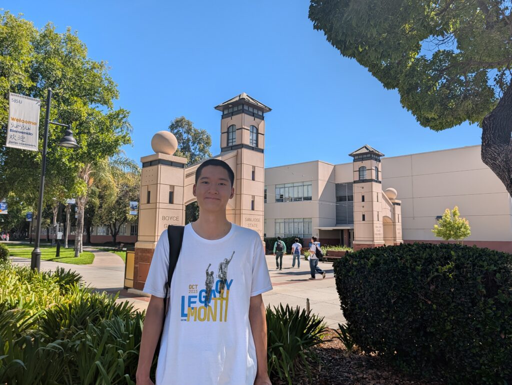 Un estudiante de pie en el campus universitario de San José, California.