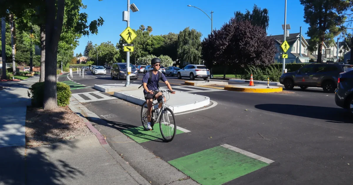 Mountain View Bike Lane Project Draws Mixed Reviews San Jos Spotlight Mountain View California Street Bike Lanes Embarcadero